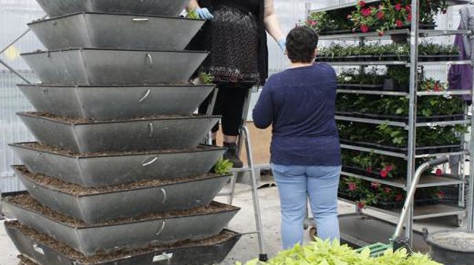 Les agents préparent le fleurissement pour cet été. © L. Hespel